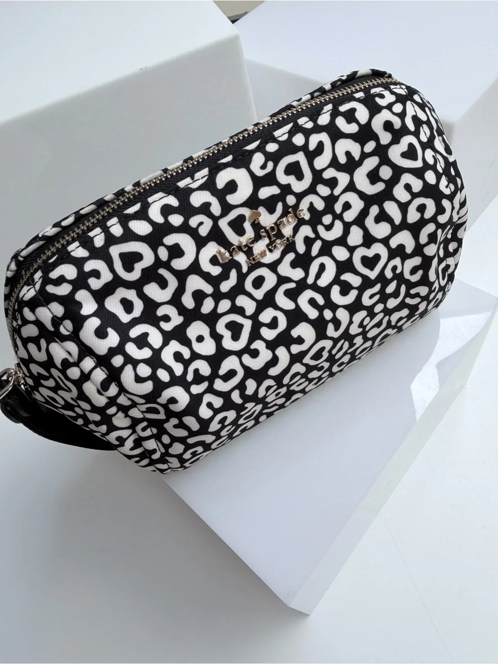 Kate Spade New York Chelsea Leopard Heart Medium Cosmetic Case